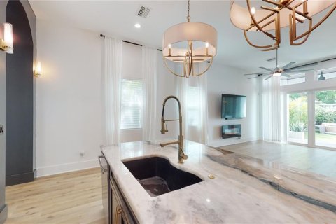 Villa ou maison à louer à Saint Petersburg, Floride: 4 chambres, 270.16 m2 № 2156087 - photo 12