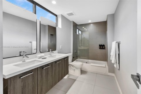 Condo in Bay Harbor Islands, Florida, 2 bedrooms  № 1893379 - photo 21