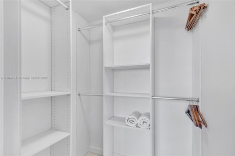 Condo in Bay Harbor Islands, Florida, 2 bedrooms  № 1893379 - photo 16