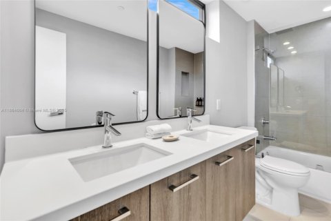 Condo in Bay Harbor Islands, Florida, 2 bedrooms  № 1893379 - photo 20