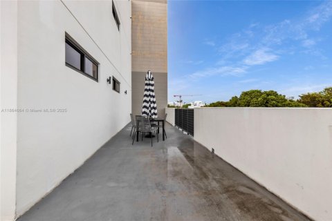 Condo in Bay Harbor Islands, Florida, 2 bedrooms  № 1893379 - photo 27