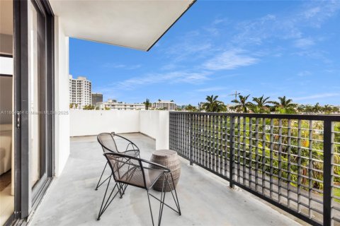 Condo in Bay Harbor Islands, Florida, 2 bedrooms  № 1893379 - photo 28