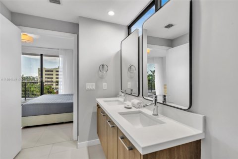 Condo in Bay Harbor Islands, Florida, 2 bedrooms  № 1893379 - photo 24