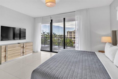 Condo in Bay Harbor Islands, Florida, 2 bedrooms  № 1893379 - photo 18