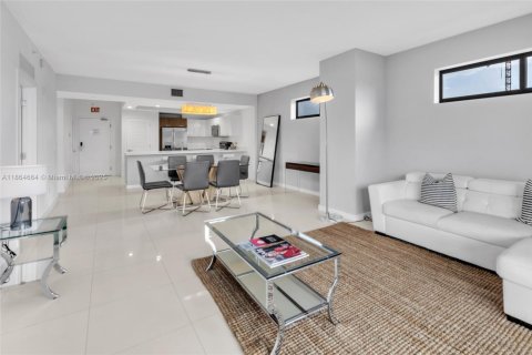 Condo in Bay Harbor Islands, Florida, 2 bedrooms  № 1893379 - photo 6