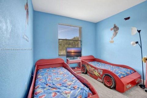 House in Miramar, Florida 5 bedrooms, 306.21 sq.m. № 1830592 - photo 8