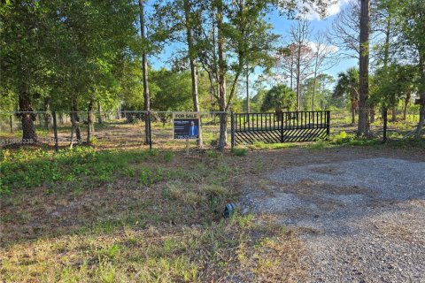 Commercial property in Clewiston, Florida № 2058381