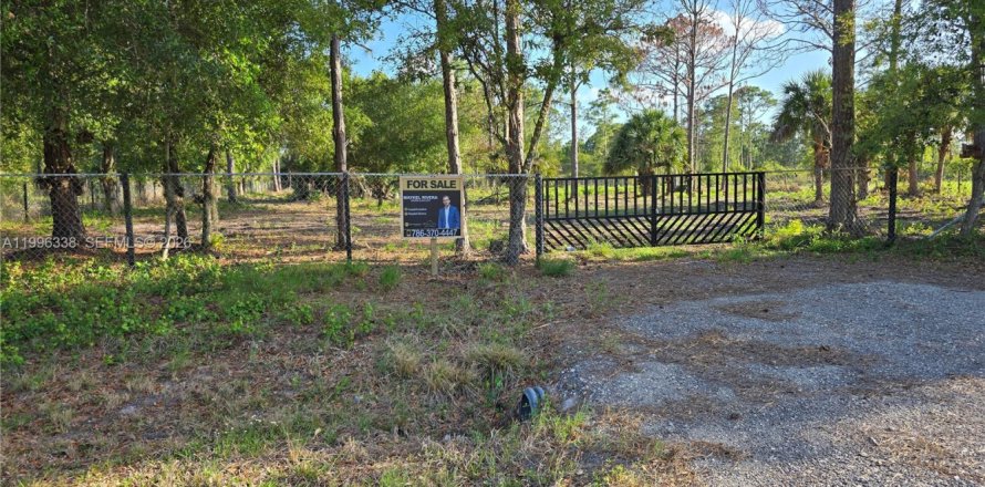 Commercial property in Clewiston, Florida № 2058381