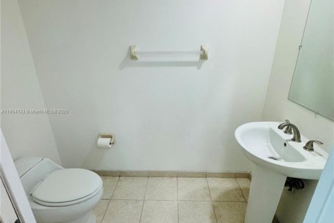 Condo in North Miami, Florida, 2 bedrooms  № 1955024 - photo 25