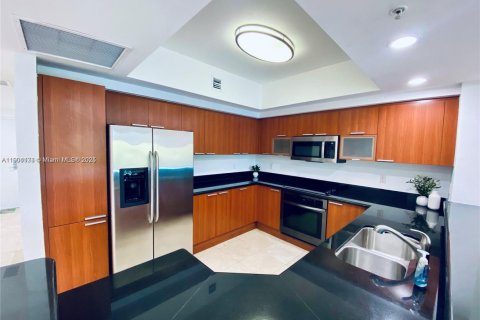 Condo in North Miami, Florida, 2 bedrooms  № 1955024 - photo 3