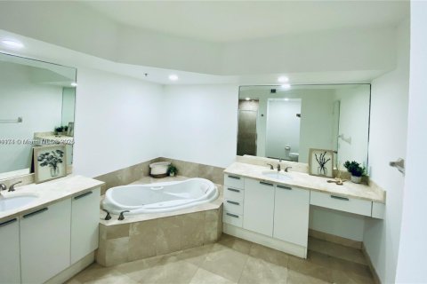 Condo in North Miami, Florida, 2 bedrooms  № 1955024 - photo 16