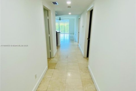 Condo in North Miami, Florida, 2 bedrooms  № 1955024 - photo 6
