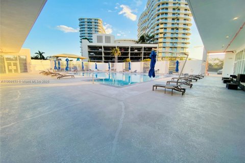 Condo in North Miami, Florida, 2 bedrooms  № 1955024 - photo 30