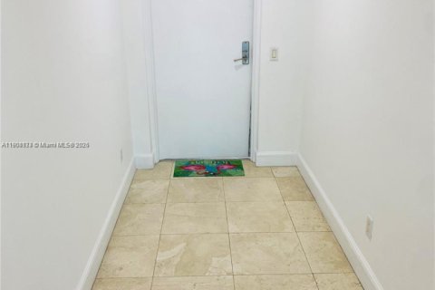 Condo in North Miami, Florida, 2 bedrooms  № 1955024 - photo 5