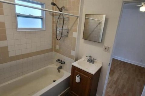 House in Clearwater, Florida 2 bedrooms, 58.06 sq.m. № 2229132 - photo 3