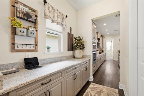 House in Winter Garden, Florida 5 bedrooms, 395.11 sq.m. № 2299780 - photo 17