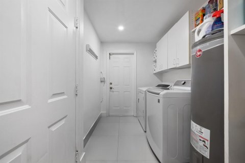 House in Fort Lauderdale, Florida 4 bedrooms, 220.36 sq.m. № 2081924 - photo 20