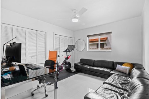 House in Fort Lauderdale, Florida 4 bedrooms, 220.36 sq.m. № 2081924 - photo 17