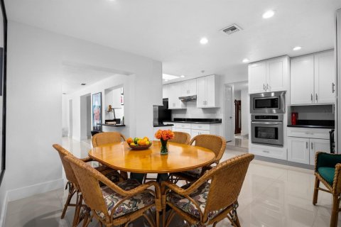 House in Fort Lauderdale, Florida 4 bedrooms, 220.36 sq.m. № 2081924 - photo 12