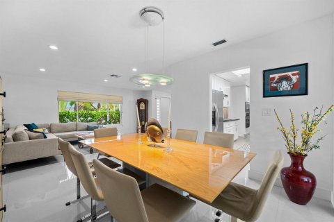 House in Fort Lauderdale, Florida 4 bedrooms, 220.36 sq.m. № 2081924 - photo 3