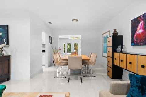 House in Fort Lauderdale, Florida 4 bedrooms, 220.36 sq.m. № 2081924 - photo 4