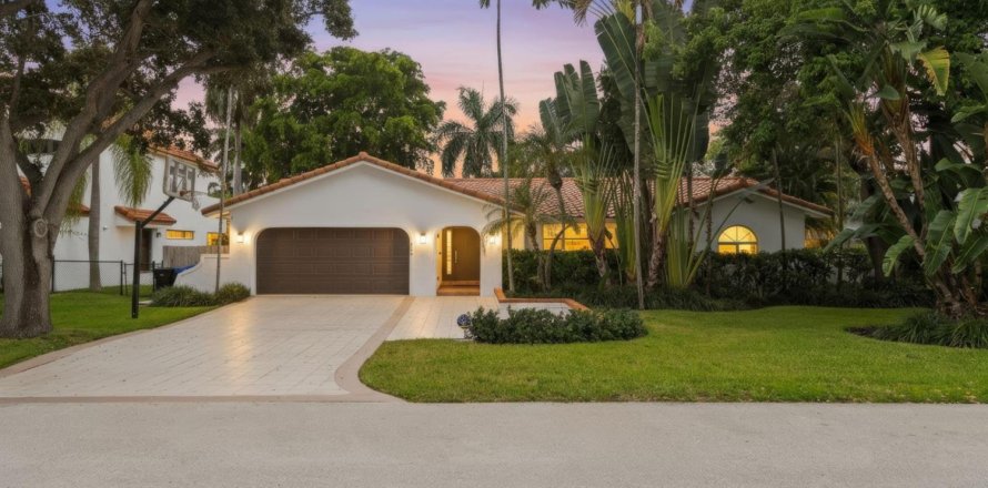 House in Fort Lauderdale, Florida 4 bedrooms, 220.36 sq.m. № 2081924