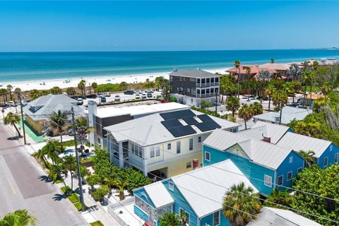 House in Saint Pete Beach, Florida 5 bedrooms, 256.87 sq.m. № 2151321 - photo 4