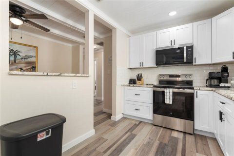 House in Saint Pete Beach, Florida 5 bedrooms, 256.87 sq.m. № 2151321 - photo 12