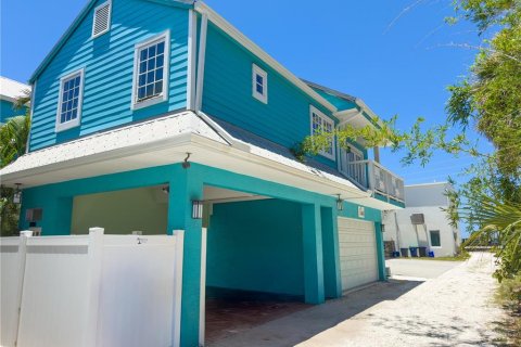 House in Saint Pete Beach, Florida 5 bedrooms, 256.87 sq.m. № 2151321 - photo 3