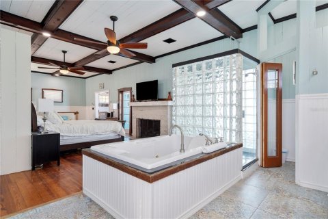 House in Saint Pete Beach, Florida 5 bedrooms, 256.87 sq.m. № 2151321 - photo 25