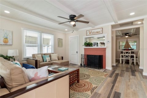 House in Saint Pete Beach, Florida 5 bedrooms, 256.87 sq.m. № 2151321 - photo 8