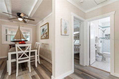 House in Saint Pete Beach, Florida 5 bedrooms, 256.87 sq.m. № 2151321 - photo 16