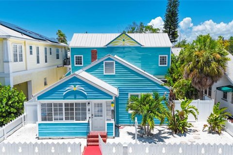 House in Saint Pete Beach, Florida 5 bedrooms, 256.87 sq.m. № 2151321