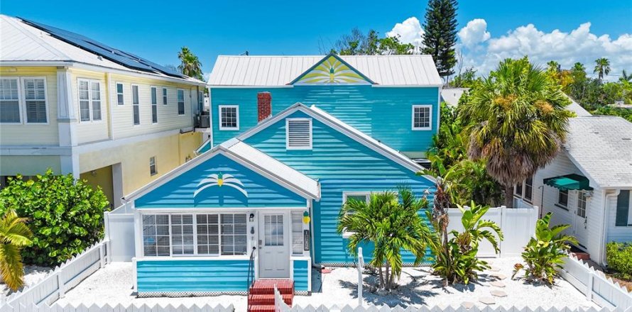 House in Saint Pete Beach, Florida 5 bedrooms, 256.87 sq.m. № 2151321