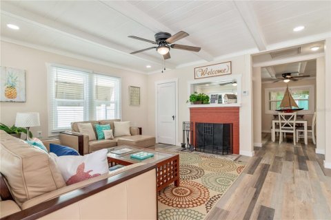 House in Saint Pete Beach, Florida 5 bedrooms, 256.87 sq.m. № 2151321 - photo 10