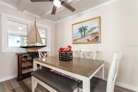 House in Saint Pete Beach, Florida 5 bedrooms, 256.87 sq.m. № 2151321 - photo 15