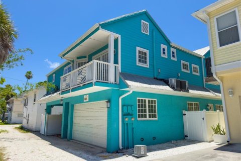 House in Saint Pete Beach, Florida 5 bedrooms, 256.87 sq.m. № 2151321 - photo 2