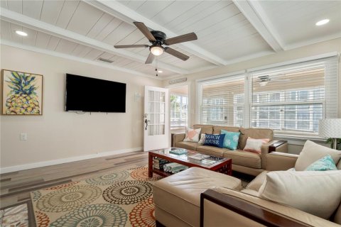 House in Saint Pete Beach, Florida 5 bedrooms, 256.87 sq.m. № 2151321 - photo 9