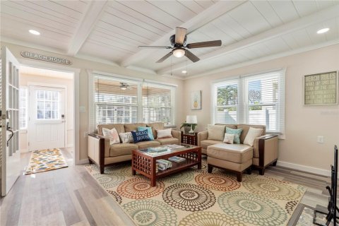 House in Saint Pete Beach, Florida 5 bedrooms, 256.87 sq.m. № 2151321 - photo 7