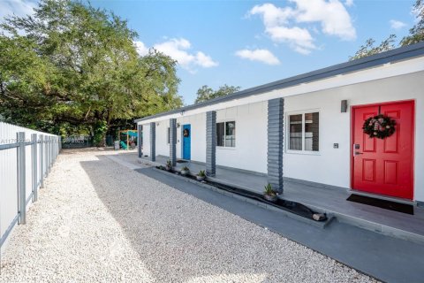 Commercial property in Miami, Florida 128.02 sq.m. № 1868545 - photo 10