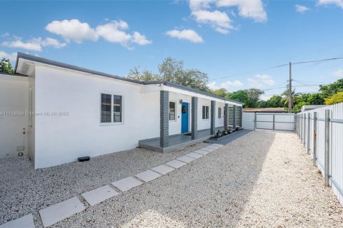 Commercial property in Miami, Florida 128.02 sq.m. № 1868545 - photo 11