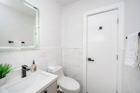Commercial property in Miami, Florida 128.02 sq.m. № 1868545 - photo 8