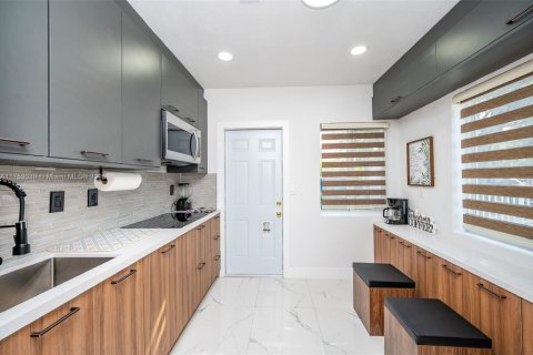 Commercial property in Miami, Florida 128.02 sq.m. № 1868545 - photo 15