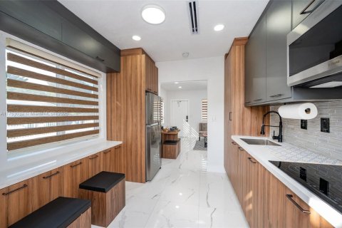 Commercial property in Miami, Florida 128.02 sq.m. № 1868545 - photo 16