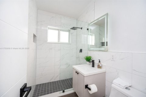 Commercial property in Miami, Florida 128.02 sq.m. № 1868545 - photo 4