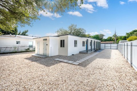 Commercial property in Miami, Florida 128.02 sq.m. № 1868545 - photo 22