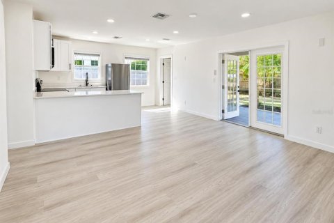 Villa ou maison à louer à Saint Petersburg, Floride: 2 chambres, 75.81 m2 № 2425356 - photo 2