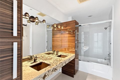 Condo in Miami, Florida, 2 bedrooms  № 1922003 - photo 30
