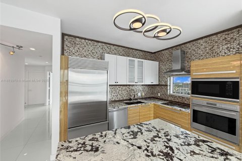 Condo in Miami, Florida, 2 bedrooms  № 1922003 - photo 14
