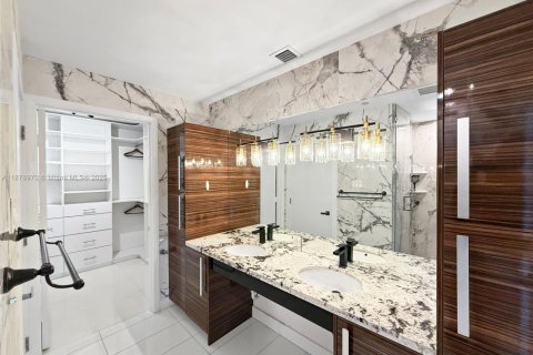 Condo in Miami, Florida, 2 bedrooms  № 1922003 - photo 23